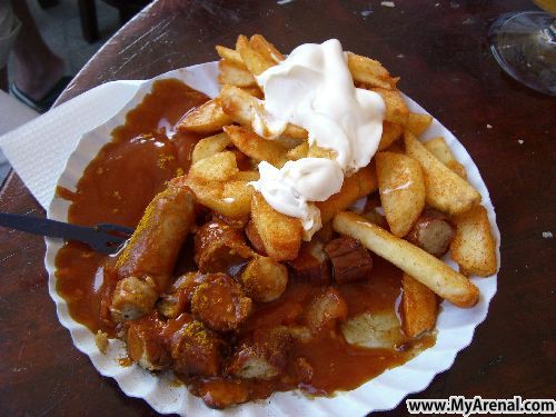 Mallorca Urlaubsbild - Currywurst Pommes im Megapark vom Grillmeister