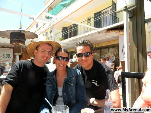 Mallorca Urlaubsbild - Emmi, Karin und Andy Bar bei Deutsches Eck 30.4.12