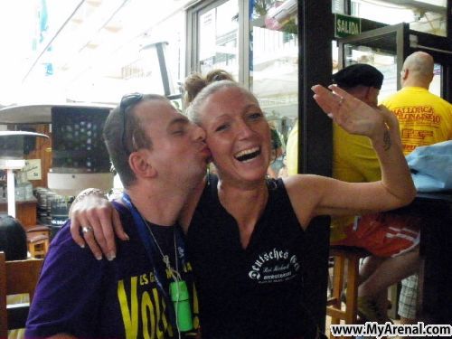 Mallorca Urlaubsbild - Emmi Küsst die Kellnerin im Deutsches Eck ab