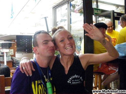 Mallorca Urlaubsbild - Emmi mit die Kellnerin im Deutsches Eck
