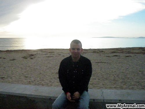 Mallorca Urlaubsbild - Emmi neben Meer am Dezember 2010