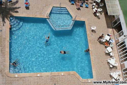 Mallorca Urlaubsbild - Hotel Reina del Mar Pool vom zimmer aus