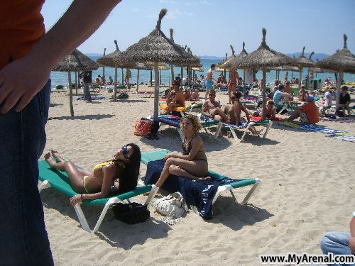 Mallorca Urlaubsbild - Knapper Bikini am Ballermann