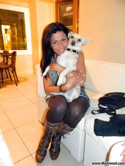 Mallorca Urlaubsbild - Schlagerstars Jasmin mit ihre Hund im Hostal Playa